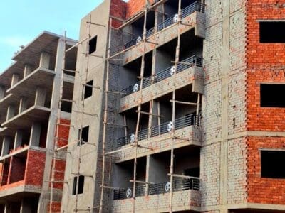 أفضل حلول البناء والتشطيب – مع أر إي عقار للمقاولات