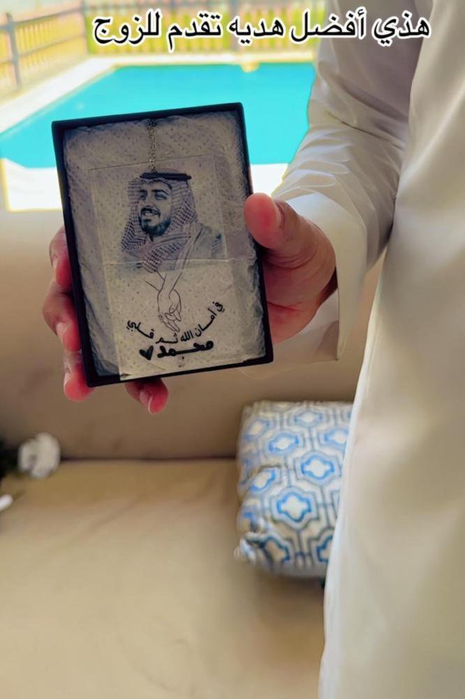 تعليقة بصورة واسم من الاكريلك الفاخر اجعل لحظاتك الثمينة تنبض بالحياة