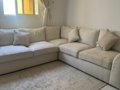 كنب للبيع مع ٤ خداديات اللون بيج
